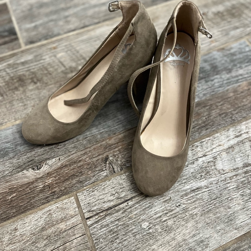 Fergalicious Heels, Size 8.5 - Picture 3 of 3